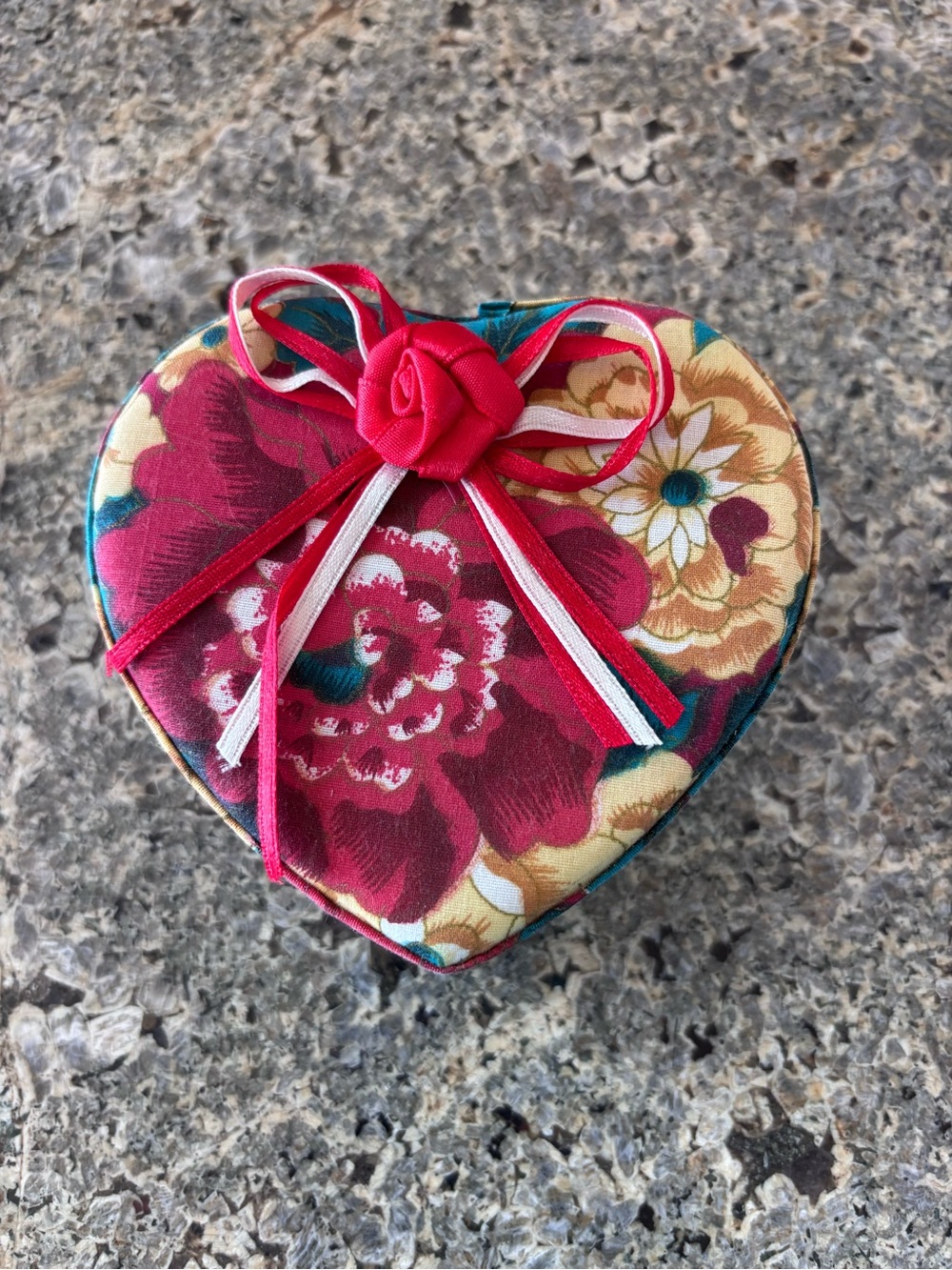 Vintage 90s heart trinket box